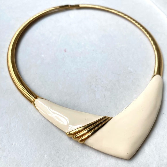 80's Vintage MONET cream and gold tone enamel Chevron statement collar necklace - Picture 3 of 6